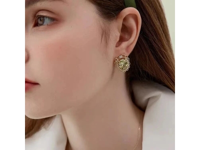 告 别 穿 搭 沉 闷，10 款 bling bling 首 饰 点 亮 整 个 秋 冬